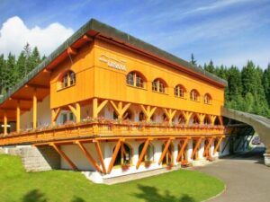 Krkonoše: Špindlerův Mlýn v Hotelu Lesana *** s polopenzí, neomezeným wellness (bazény, sauny) a kulečníkem