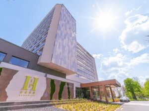 Pobyt na břehu Balatonu v Hotelu Helikon **** s polopenzí a neomezeným wellness s bazénem, vířivkami a saunami