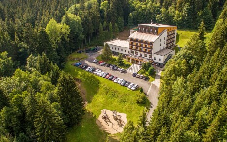Jeseníky v Hotelu Kamzík *** s polopenzí a neomezeným wellness s bazénem a 7 saunami + sportovní vyžití