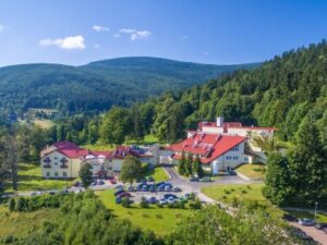 Polsko: Jizerské hory jen 2 km od Česka v Resortu Klinika Młodości s polopenzí a neomezeným wellness centrem