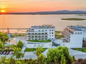 Maďarsko: Léto u jezera Velence ve Vital Hotelu Nautis ****+ s dvoupatrovým wellness, polopenzí a programem