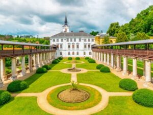 Pobyt u zámku v Hotelu Lysice *** s polopenzí a každodenním vstupem do wellness (vířivka, sauny) + láhev vína