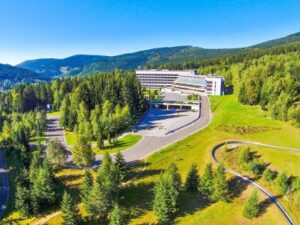 Krkonoše: Špindlerův Mlýn blízko centra ve 4* Harmony Hotelu s polopenzí a wellness (bazén, 2 vířivky, 5 saun)