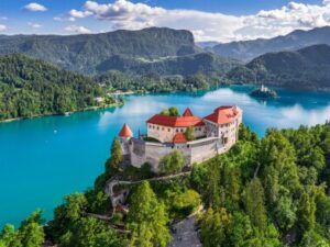 Slovinsko u národního parku Triglav a jezera Bled v Hotelu Grajski dvor *** se snídaní či polopenzí + vířivka