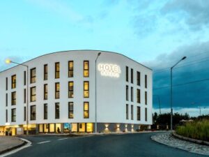 Brandýs nad Labem: Pobyt u Prahy, Proboštských jezer a zámku v Hotelu Tříška + snídaně s donáškou na pokoj