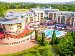 Hévíz: Luxusní pobyt v 5* Lotus Therme Hotelu & Spa s polopenzí, termálním wellness a saunovým světem