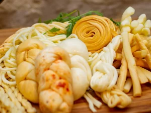 Sýrové balíčky: korbáčiky, dukátky, nitě i parenica