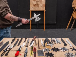 Vrhání nožů, střelba z kuše či boj světelnými meči