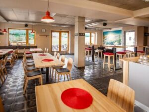 Beskydy: Pobyt v horské Chatě pod Lysou nedaleko Satinských vodopádů se snídaní či polopenzí + bazén a vyžití