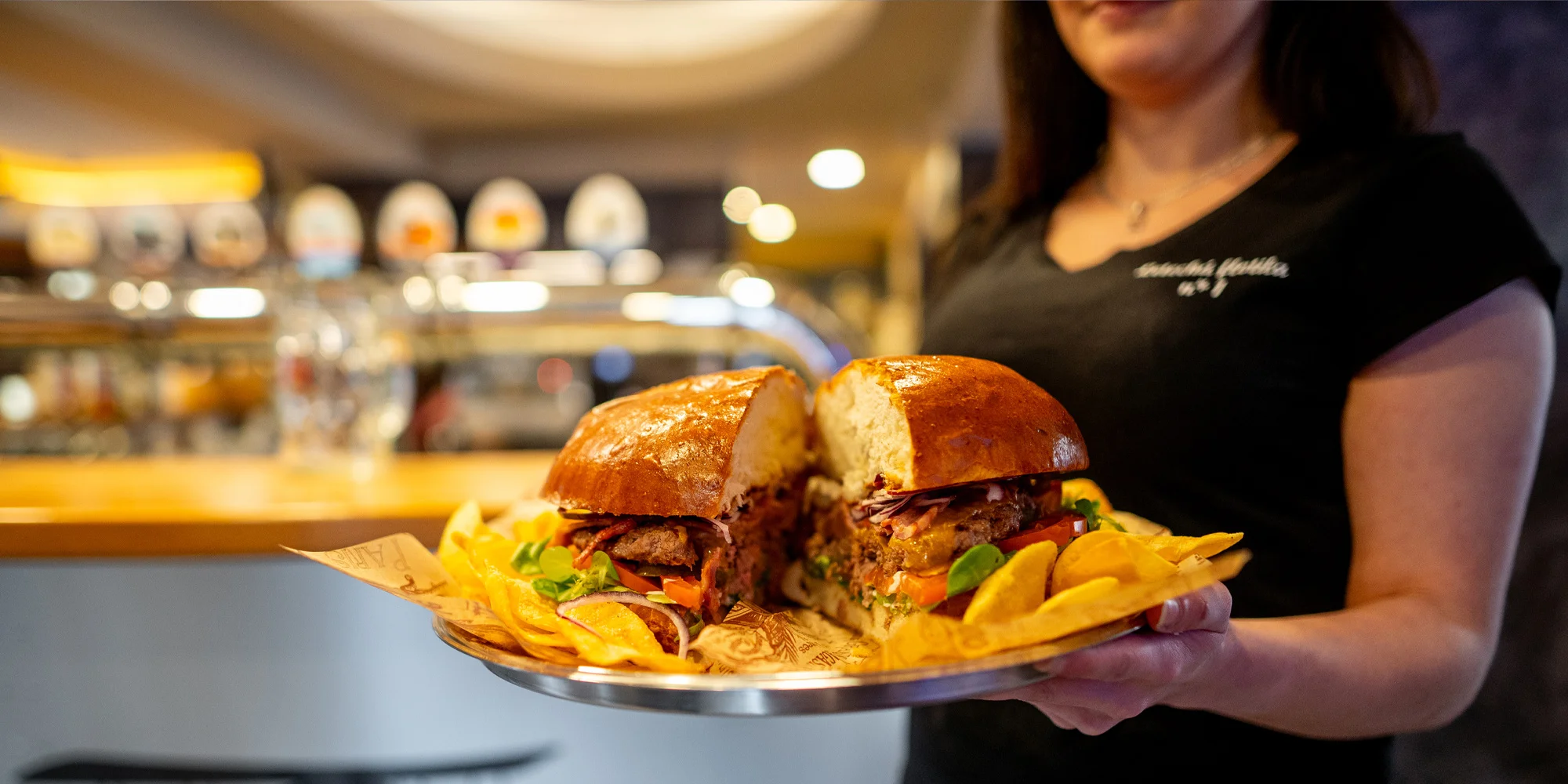 Telecí či kuřecí burger nebo 1kg mega burger i s pivem - Obrázek 4