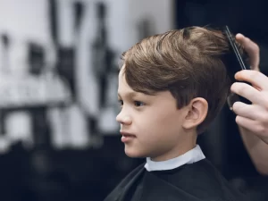 Úprava vousů a střih vlasů i pro chlapce v centru