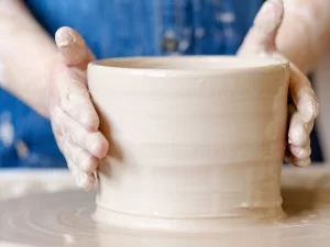 Individuální kurz keramiky: točení na kruhu, modelování i glazování