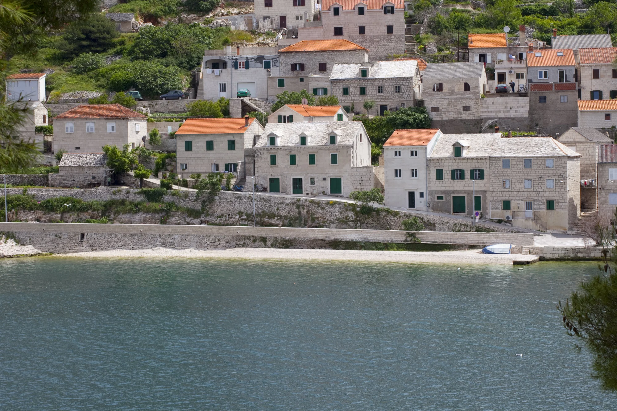 Kamenný domek u moře na chorvatském ostrově Brač