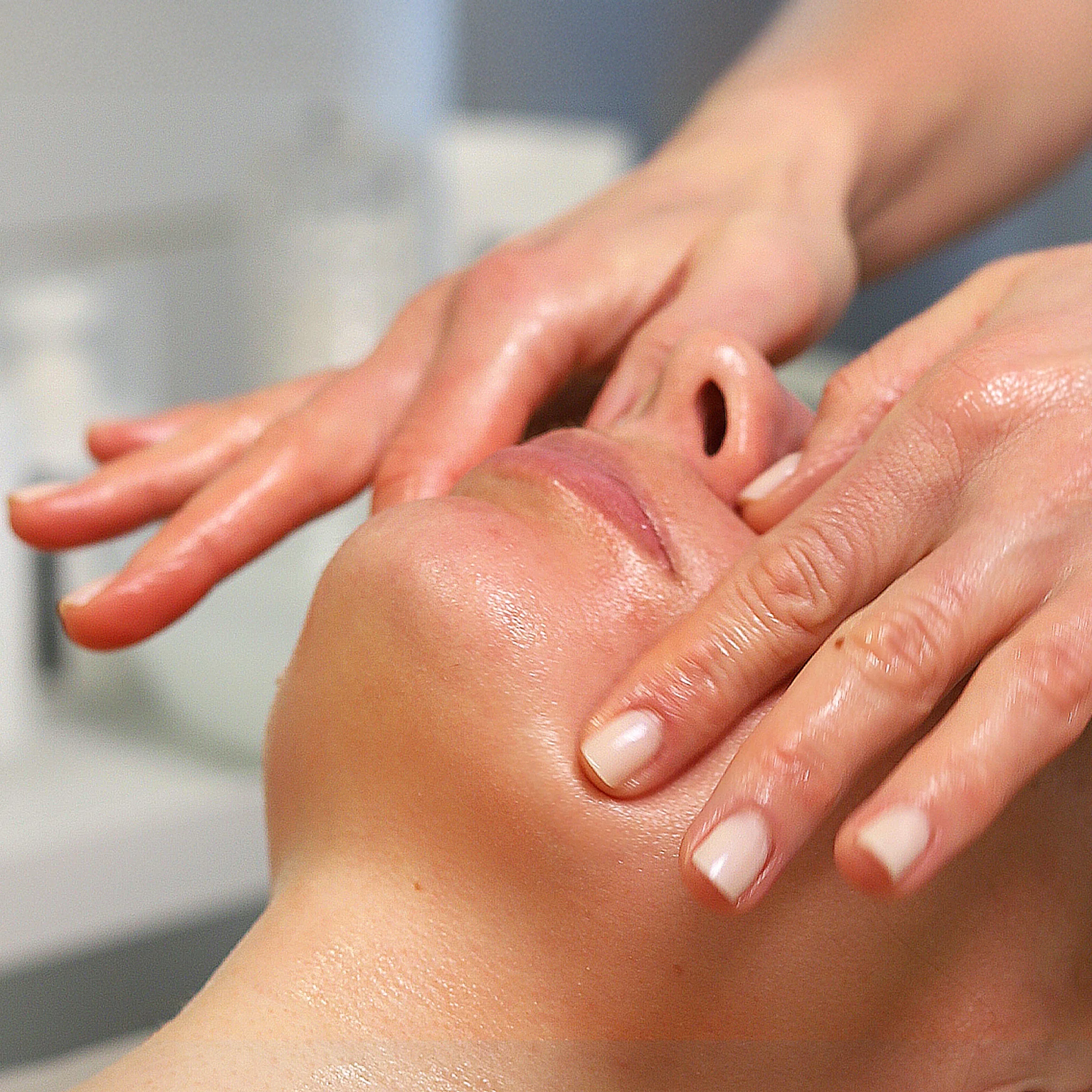 Celotělový rituál s liftingovou masáží obličeje - Obrázek 2