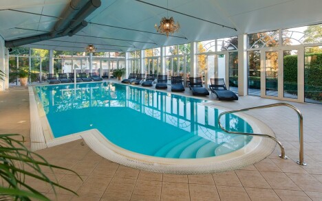 NP Černý les u růžové stezky a výletních cílů: Hotel Palmenwald Schwarzwaldhof se snídaní, bazénem a saunami