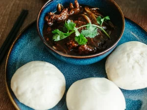 Asijská hovězí roštěná s bao knedlíkem pro 1 i 2 osoby