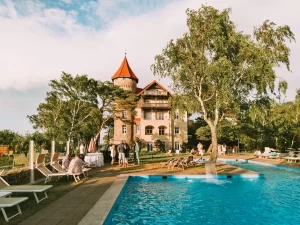 Zámecký pobyt u Baltu: snídaně, bazén, písečná pláž