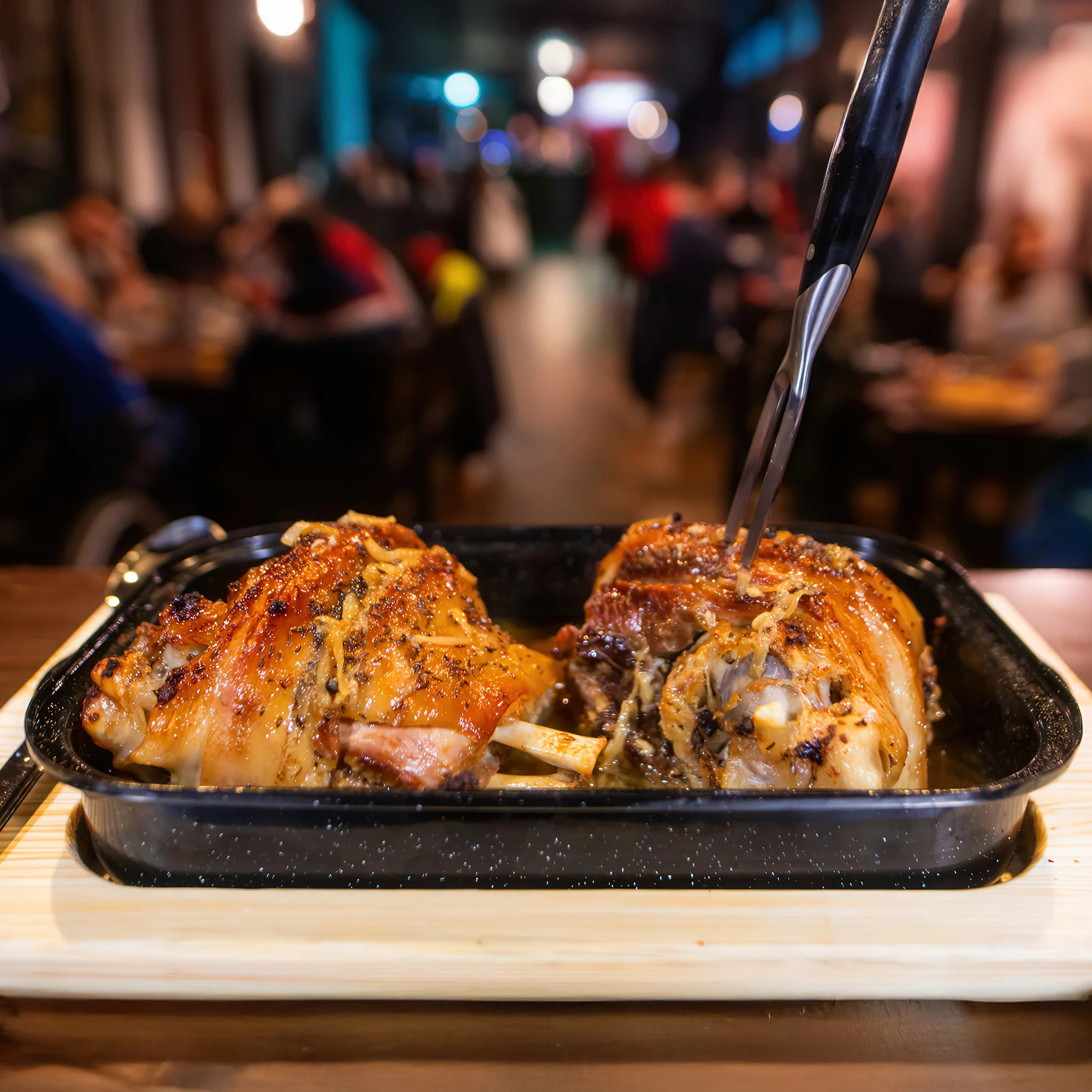 1-2 pomalu pečená kolena, přílohy i pivo Pilsner Urquel - Obrázek 2