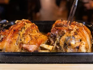 1-2 pomalu pečená kolena, přílohy i pivo Pilsner Urquel