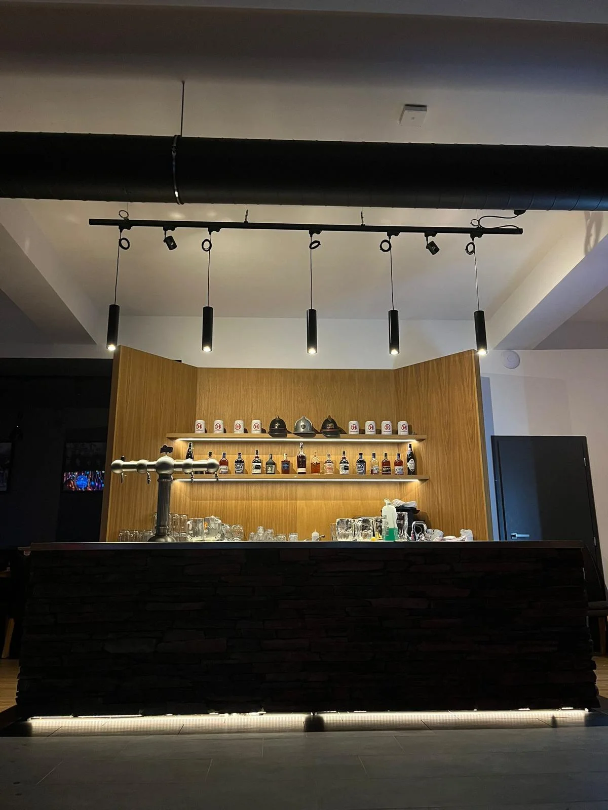 1-2 pomalu pečená kolena, přílohy i pivo Pilsner Urquel - Obrázek 11