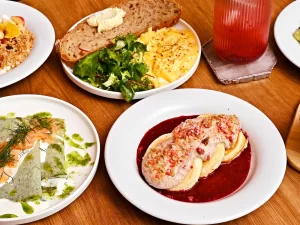 Snídaně v Corner Stories: vajíčka, lívance i nápoje