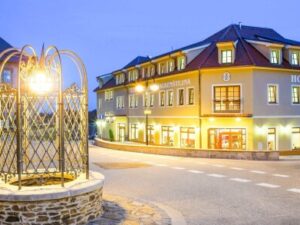 Hluboká nad Vltavou v podzámčí: Hotel Záviš z Falkenštejna  **** s polopenzí + vstup do zoo, lázní či na zámek