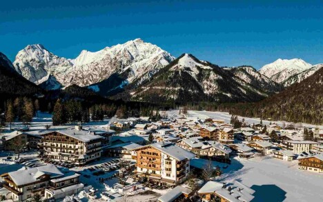 Tyrolsko u jezera Achensee v Alpenhotelu Tyrol **** se snídaněmi, wellness a místní dopravou + welcome drink - Obrázek 5