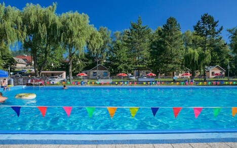 Beskydy ve stylovém apartmánu v Campingu Rožnov pod Radhoštěm se snídaněmi a sportovním vyžitím + bazén - Obrázek 2