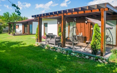 Beskydy ve stylovém apartmánu v Campingu Rožnov pod Radhoštěm se snídaněmi a sportovním vyžitím + bazén