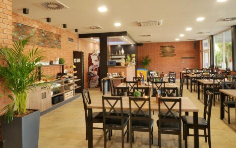 Beskydy ve stylovém apartmánu v Campingu Rožnov pod Radhoštěm se snídaněmi a sportovním vyžitím + bazén - Obrázek 4