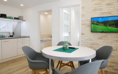 Beskydy ve stylovém apartmánu v Campingu Rožnov pod Radhoštěm se snídaněmi a sportovním vyžitím + bazén - Obrázek 7