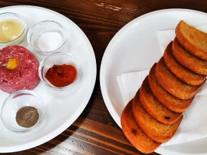 Až 1000 g nemíchaného tataráku s topinkami