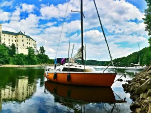 Pronájem jachty na Orlíku až na 1–5 dní až pro 4 osoby