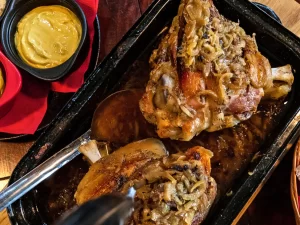 5 h pečená kolena v Hasičárně Hradec vč. piva