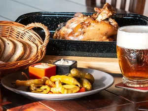 Pomalu pečená Chacharova kolena s přílohami i pivem