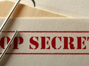 Přísně tajné: detektivní únikovka pro 2–5 hráčů