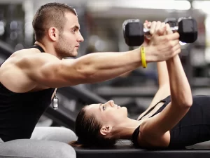 Individuální fitness trénink nebo skupinové lekce