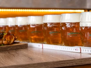 Metr piv z Heřmanického pivovaru i s kilem křídel