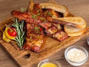 Pečená žebra i s domácími hranolky pro 1 či 2 os.