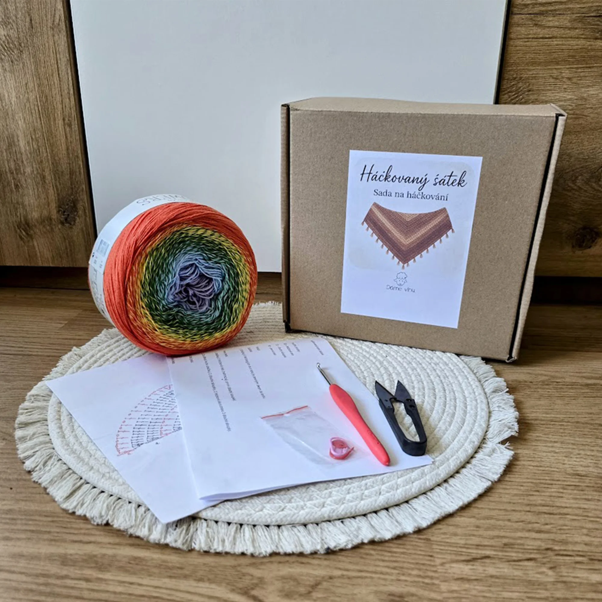 Set na výrobu háčkovaného šátku: příze, háček i návod - Obrázek 2