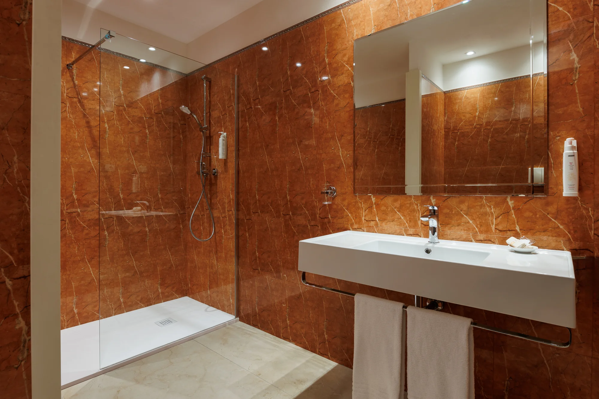 Rimini: 4* hotel se snídaní a bazénem, přímo u pláže - Obrázek 7