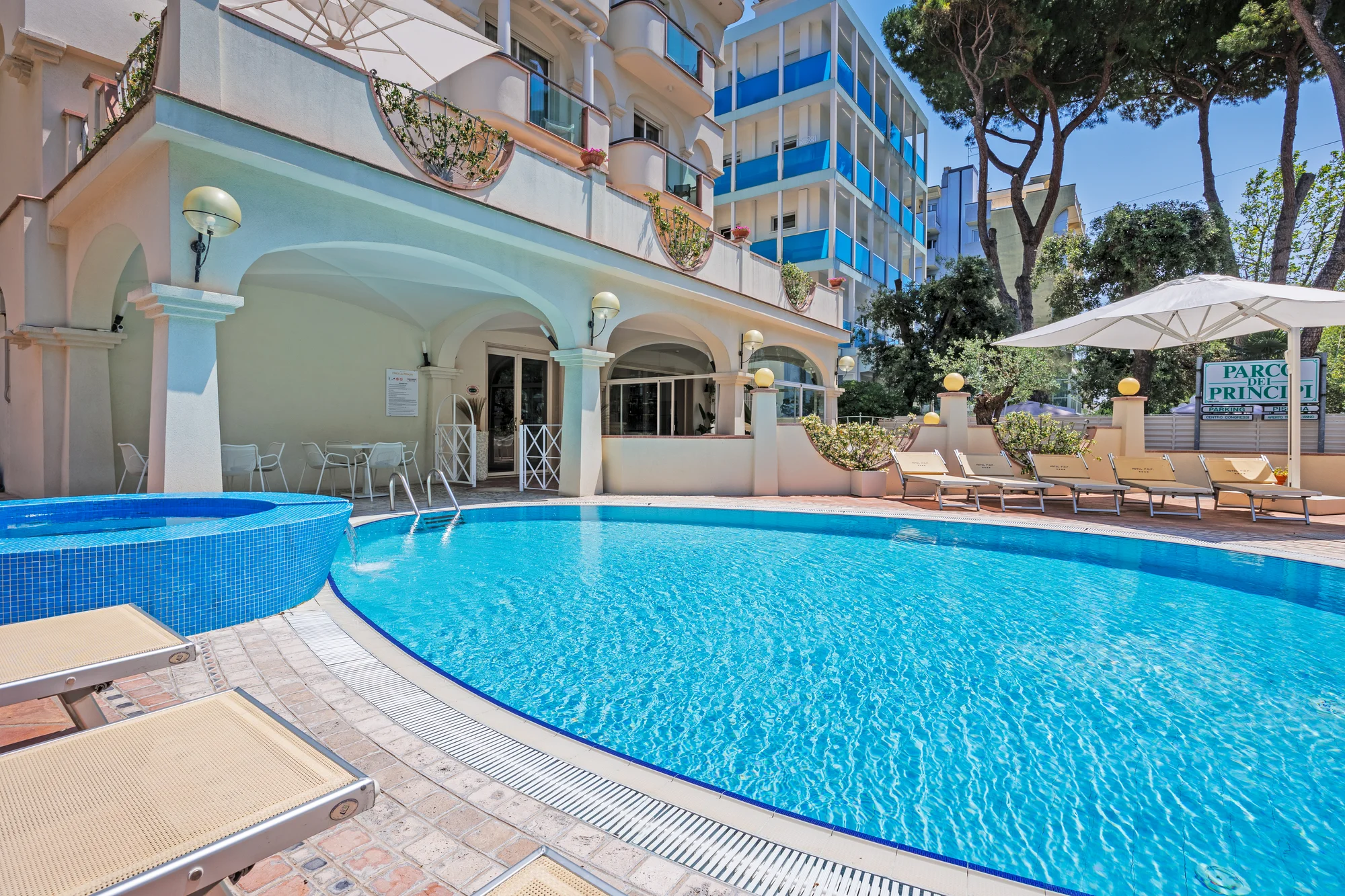 Rimini: 4* hotel se snídaní a bazénem, přímo u pláže - Obrázek 11