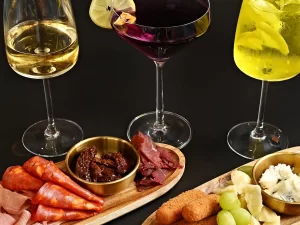 Víno nebo koktejl včetně tapas dle výběru pro 2 osoby