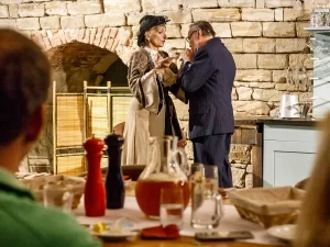 Interaktivní divadelní představení, večeře a pivo