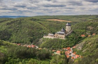Prodloužený víkend v srdci Českého krasu: Karlštejnsko láká rodiny přírodou i pohodou