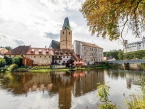 Jižní Čechy: Rožmberk nad Vltavou v Pensionu U Farní školy se snídaněmi, společnou kuchyní a láhví vína