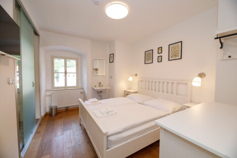 Jižní Čechy: Rožmberk nad Vltavou v Pensionu U Farní školy se snídaněmi, společnou kuchyní a láhví vína - Obrázek 5