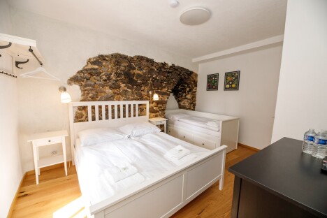 Jižní Čechy: Rožmberk nad Vltavou v Pensionu U Farní školy se snídaněmi, společnou kuchyní a láhví vína - Obrázek 3