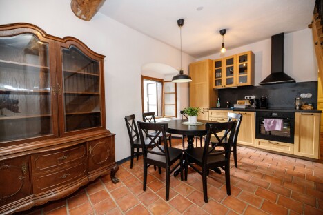 Jižní Čechy: Rožmberk nad Vltavou v Pensionu U Farní školy se snídaněmi, společnou kuchyní a láhví vína - Obrázek 9