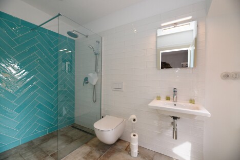 Jižní Čechy: Rožmberk nad Vltavou v Pensionu U Farní školy se snídaněmi, společnou kuchyní a láhví vína - Obrázek 7